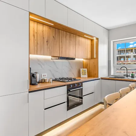 Апартаменти Luxury 3 Room Apartment - Coresi Mall Area