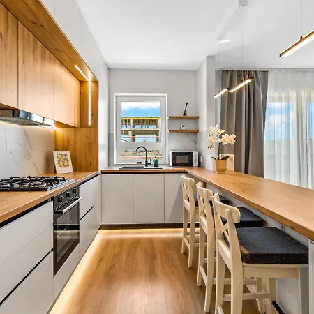 Апартаменти Luxury 3 Room Apartment - Coresi Mall Area