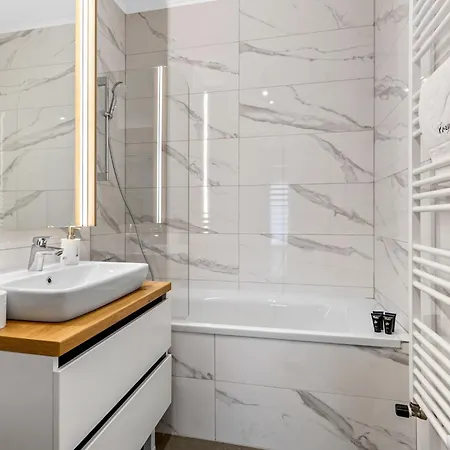 Luxury 3 Room Apartment - Coresi Mall Area Апартаменти *