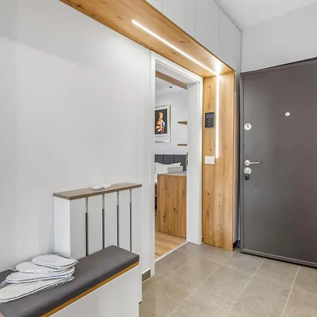 Апартаменти Luxury 3 Room Apartment - Coresi Mall Area